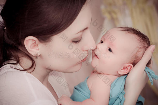 母亲亲吻新生儿