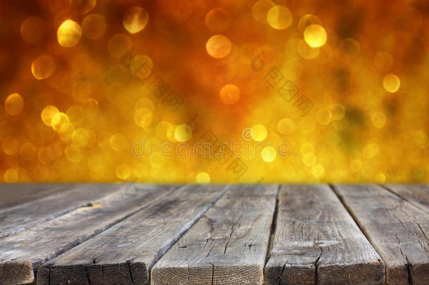 古朴的木桌前闪烁着银色和金色明亮的波基灯