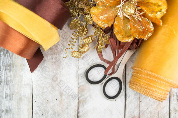 木制圣诞礼物装饰用金色包装纸和蝴蝶结