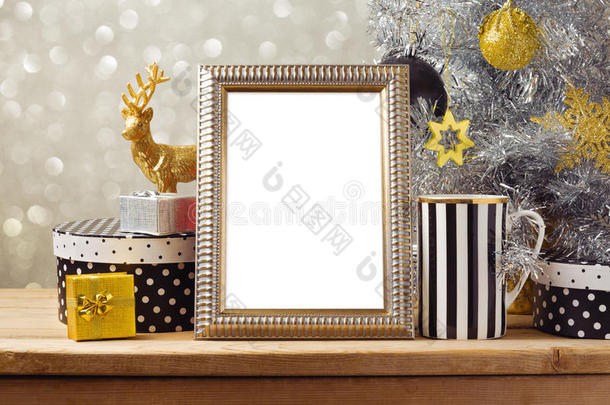 圣诞海报模拟模板与圣诞树和礼品盒。 黑色，金色和银色装饰