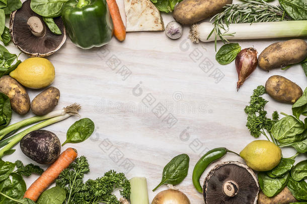 新鲜的秋季水果和蔬菜，蘑菇和新鲜的草药框架，内衬顶部视图关闭