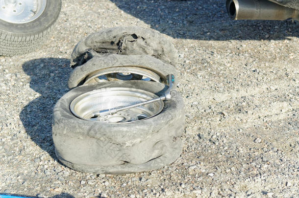 在挪威漂流的汽车上损坏了轮胎和烧焦的轮胎胎面