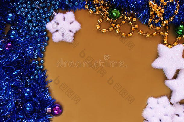 金色背景与圣诞球和金属丝，珠。