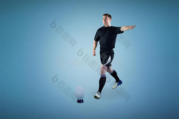 橄榄球运动员跳投的复合图像