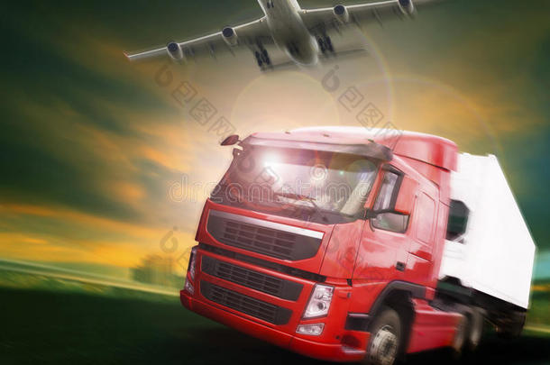 集装箱卡车和货运飞机在陆地上飞行
