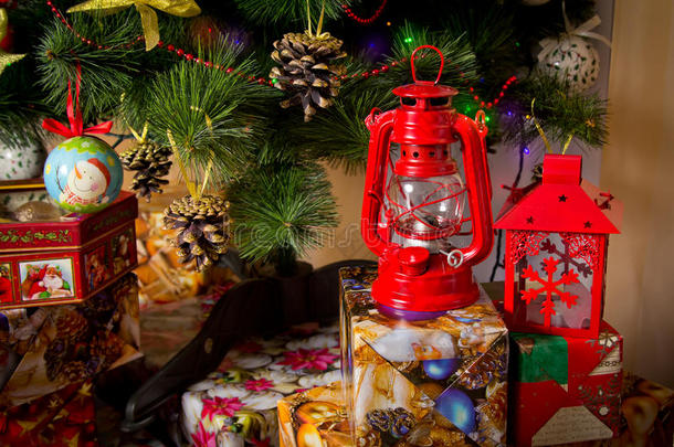 圣诞节，新年。 两个红色的古代灯笼和礼物