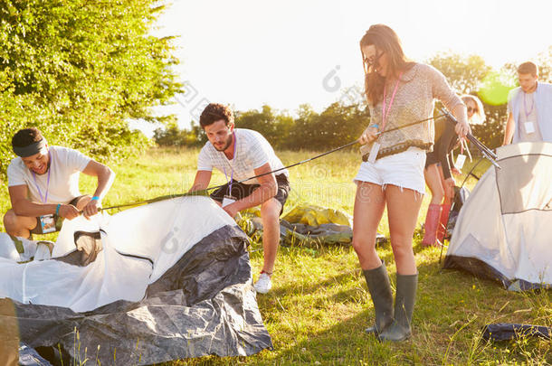一群年轻的朋友在野营假期里<strong>搭帐篷</strong>