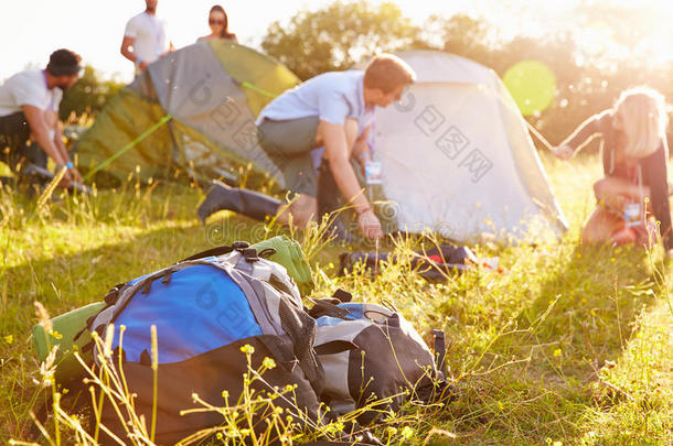 一群年轻的朋友在野营假期里<strong>搭帐篷</strong>