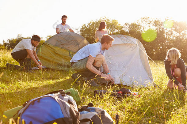 一群年轻的朋友在野营假期里搭帐篷