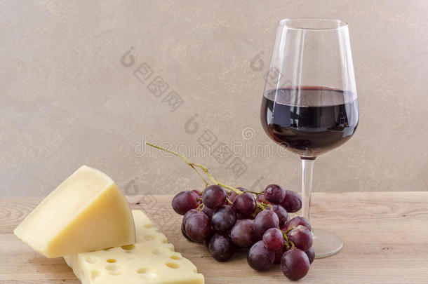 一杯加奶酪和葡萄的红酒。