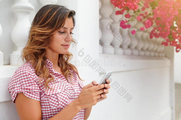 快乐的女士在智能手机上浏览互联网