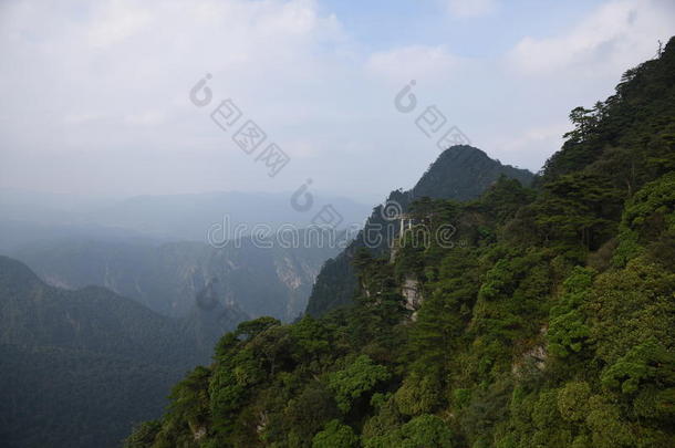 蔚蓝的天空下雄伟壮丽的群山