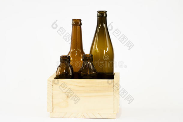 木箱里的棕色瓶子
