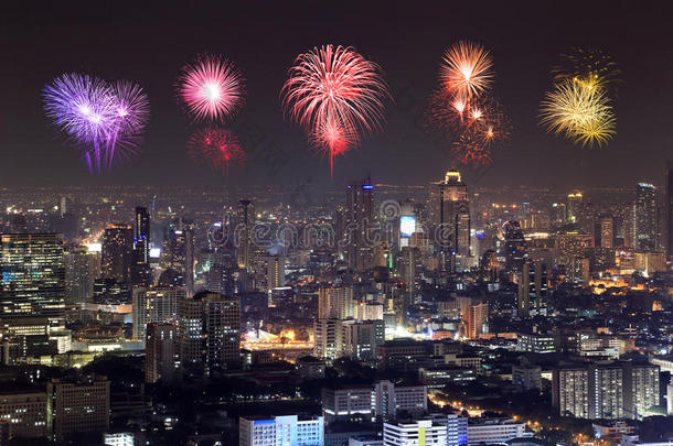 晚上在曼谷城市景观上庆祝的烟花