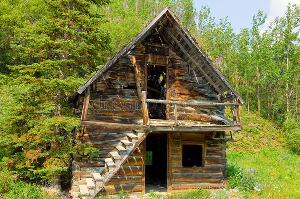 加拿大北部一座废弃的小屋