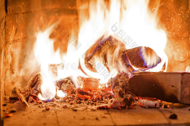 柴火在壁炉里燃烧，柴火热
