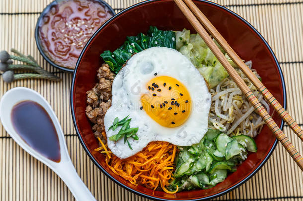 在一个碗里，韩国菜的顶部视图