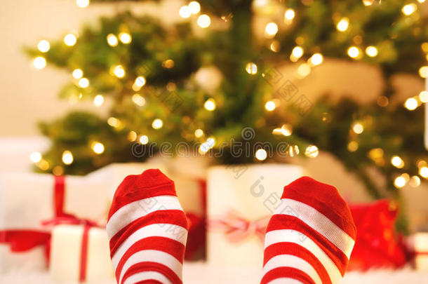 脚上有<strong>条纹</strong>袜子和圣诞<strong>礼盒</strong>