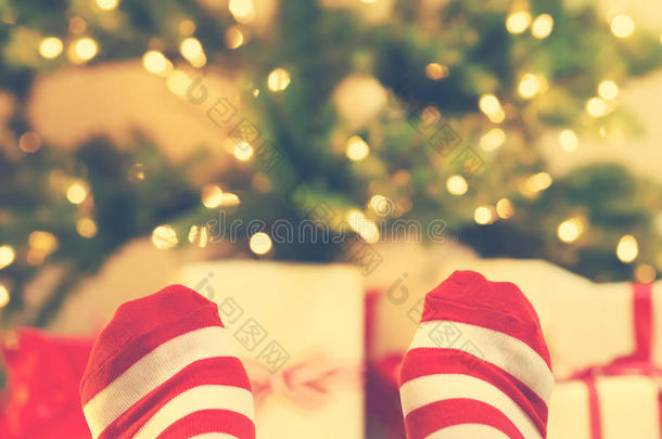 脚上有条纹袜子和圣诞礼盒