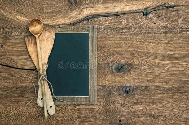 木制背景上的古董<strong>厨具</strong>和黑板