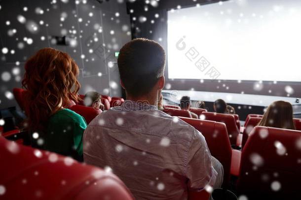 一对夫妇在剧院或电影院看电影