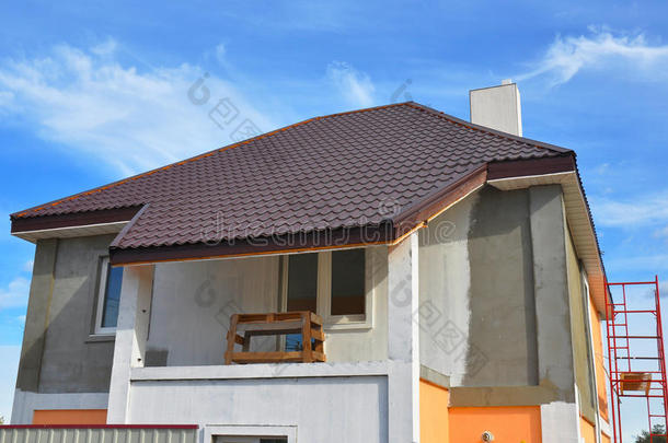 有阳台、屋檐、窗户、烟囱、屋顶、固定立面、<strong>保温</strong>、抹灰的农村房屋的建造或维修