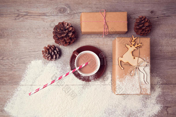 <strong>圣诞创意</strong>静物与手工礼品盒与一杯巧克力。 从上面看