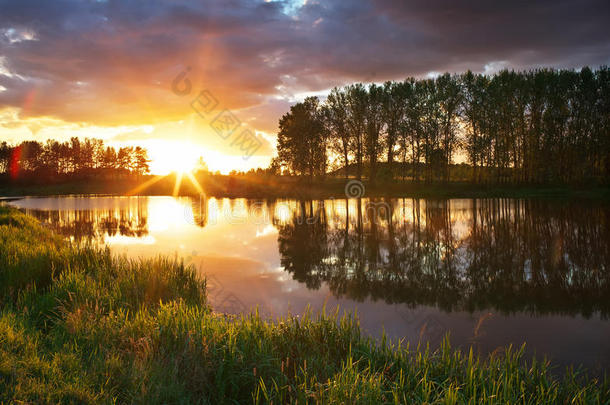 美丽的风景和炽热的日落在湖面上