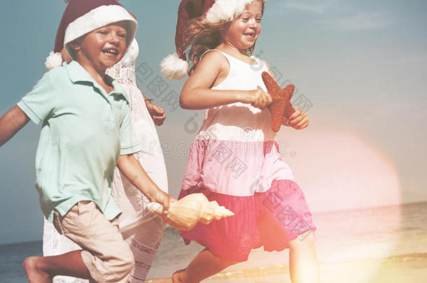 家庭跑步海滩圣诞节暑期旅游概念