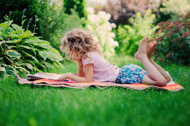 小女孩在花园里看书，暑假学习