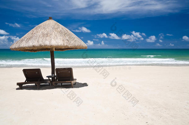 沙滩伞和椅子，带<strong>文案</strong>空间