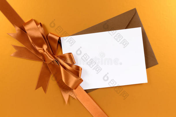金色圣诞礼物背景丝带和蝴蝶结，礼品标签或圣诞卡，复制空间