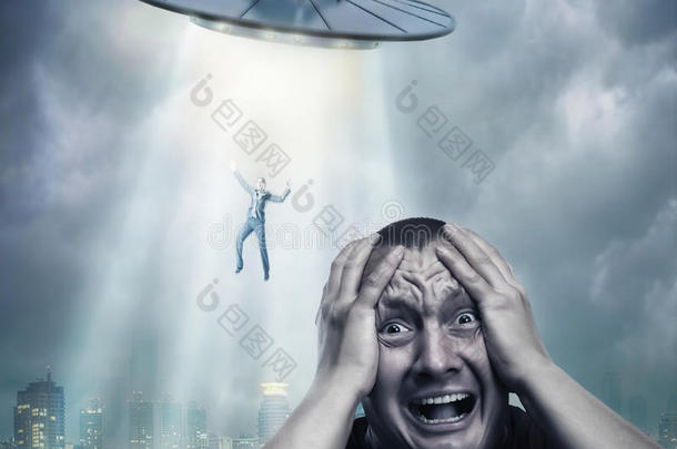 被UFO吓到的成年男子