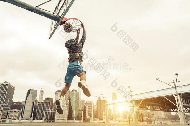 篮球街头球员做一个后扣篮。