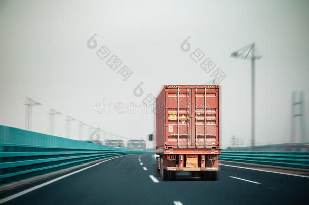 桥上的<strong>集装箱卡车</strong>