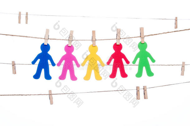 夹在一根绳子上，悬挂着五颜六色的人，全球多种族