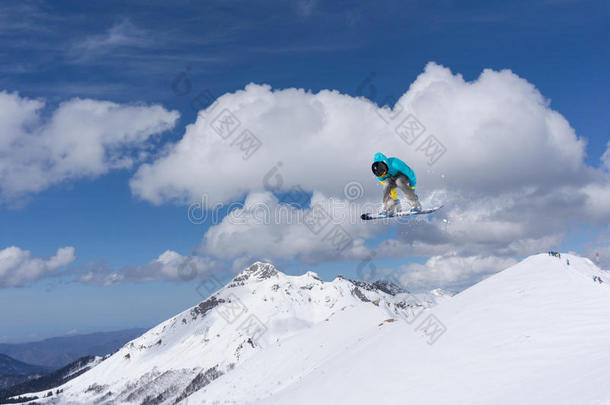 在山上飞<strong>滑雪</strong>板，<strong>极限</strong>运动