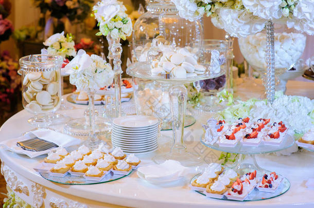 婚礼上的甜点桌。 马卡龙，蛋糕，奶油