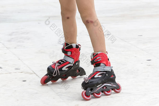 享受<strong>轮滑轮滑</strong>在内联溜冰鞋运动