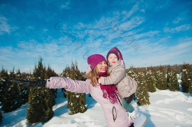 一个小女孩和妈妈跑着玩雪，生活方式，寒假