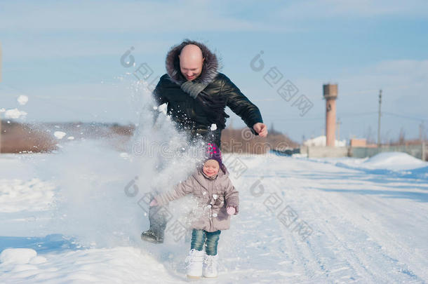 一个小女孩和爸爸跑着玩雪，生活方式，寒假