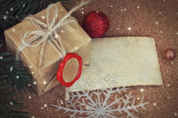 带有红色印章的圣诞礼物，软木野猪上的空白纸