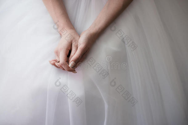 新娘手拿白色连衣裙，准备<strong>结婚仪式</strong>