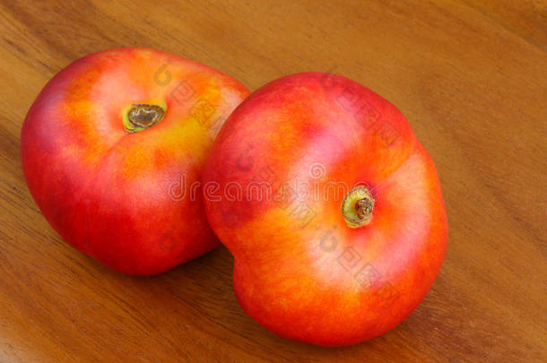 扁平油桃，被称为甜甜圈油桃