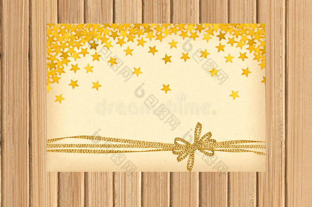 卡片上装饰着<strong>金色</strong>的<strong>蝴蝶结</strong>和木制的星星