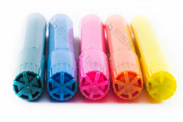 白色背景上的五支彩色笔-黄色、粉红色、橙色、绿色和蓝色