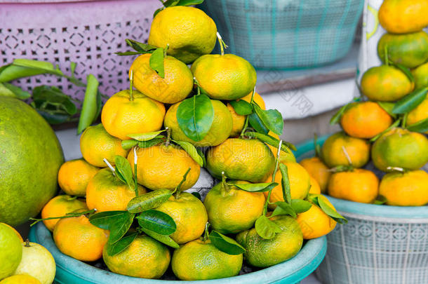 新鲜异国情调的热带水果在户外市场出售。