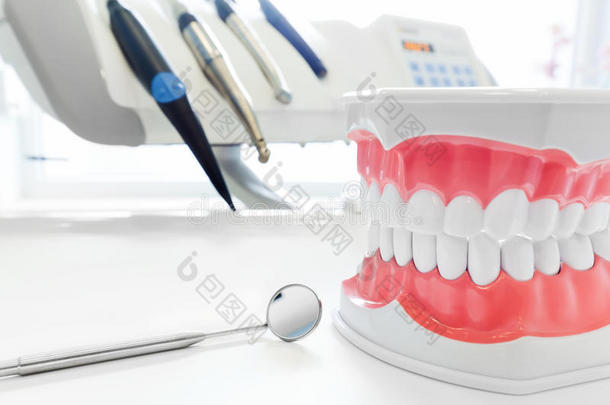 清洁牙齿，牙颌模型，镜子和牙科仪器在牙科办公室。