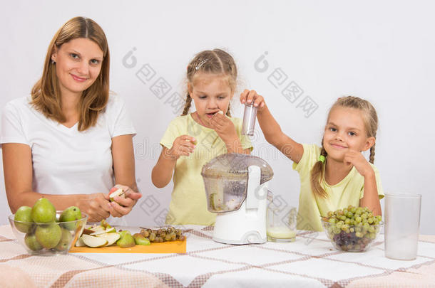 女孩啃梨，直到妈妈和姐姐在榨汁机里榨汁