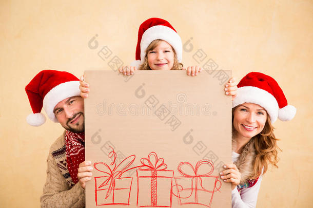 一家人拿着圣诞海报